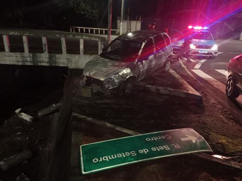 Motorista Dorme Ao Volante E Carro Fica Pendurado Em C Rrego Portal