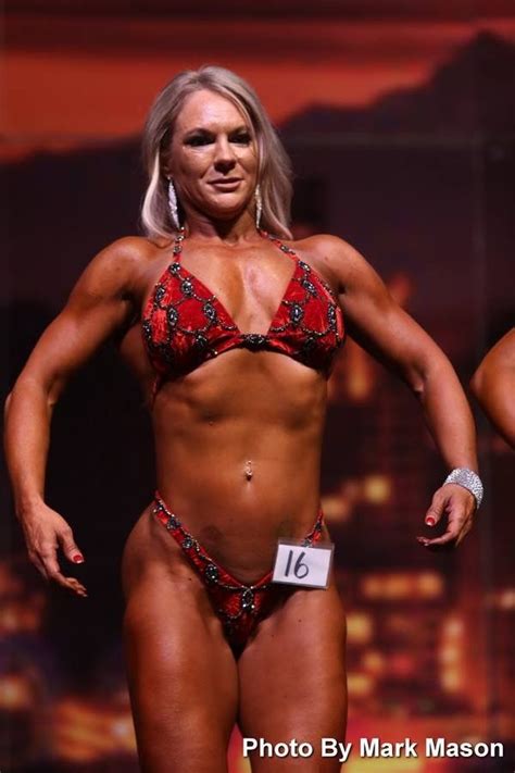 5 Hot Sexy Michelle McLeod Bikini Pics