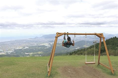 まるで空を飛んでいる 雲辺寺山頂公園のブランコ香川 【｢天空｣めざして小さな旅】｜徳島の話題｜salala｜徳島新聞