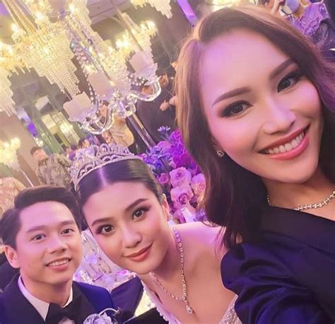 Unggahan Foto Ayu Ting Ting Bersama Pasangan Pengantin Kevin Sanjaya