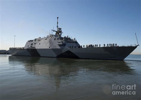 The Littoral Combat Ship Uss Freedom Photograph By Stocktrek Images