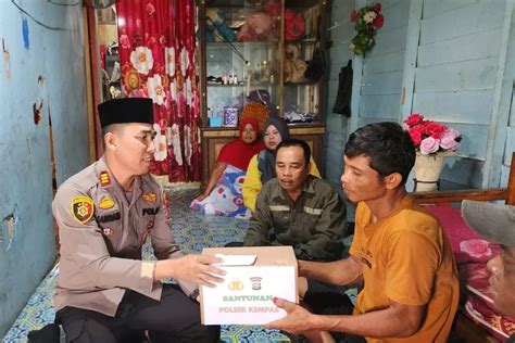 Kapolsek Kempas Bersama Kades Sungai Gantang Berikan Santunan Kepada