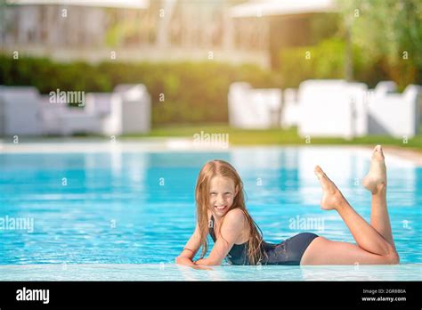 Portrait de fille ans bikini Banque de photographies et dimages à haute résolution Alamy