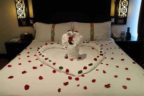 Tips For A Romantic Hotel Room Makeover Romantic Room Decoration