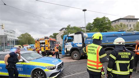 Unfall in Kassel Straßenbahn und Lastwagen kollidieren