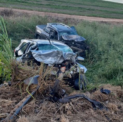 Dois morrem e três ficam feridos em batida entre carros na BR 365