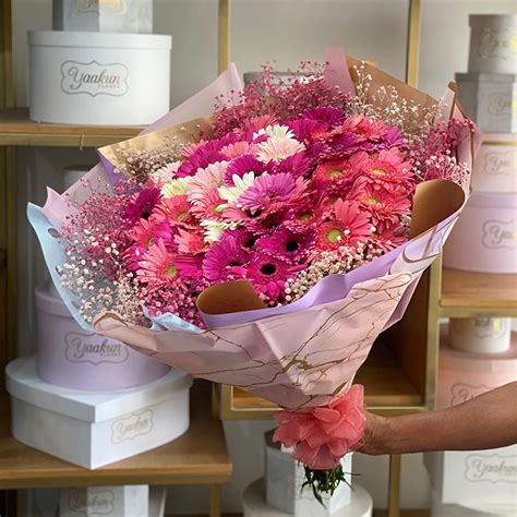 Ramo De Gerberas En Tonos Rosa Con Gypso Y Papel Coreano Yaakun Flores