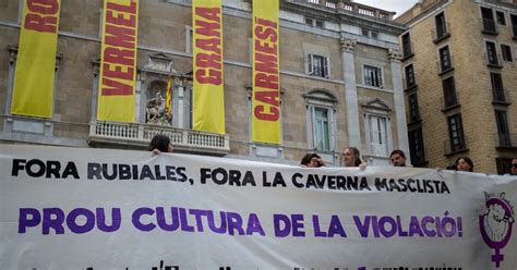 Activistas Piden La Dimisión De Rubiales En Barcelona Y Acabar Con La Cultura De La Violación