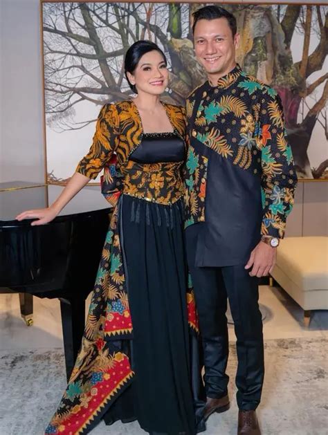 Ide Batik Couple Yang Serasi Dari Annisa Pohan Ahy Hingga Erina