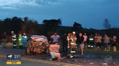 Batida De Frente Entre Dois Carros Mata Duas Pessoas E Deixa Tr S