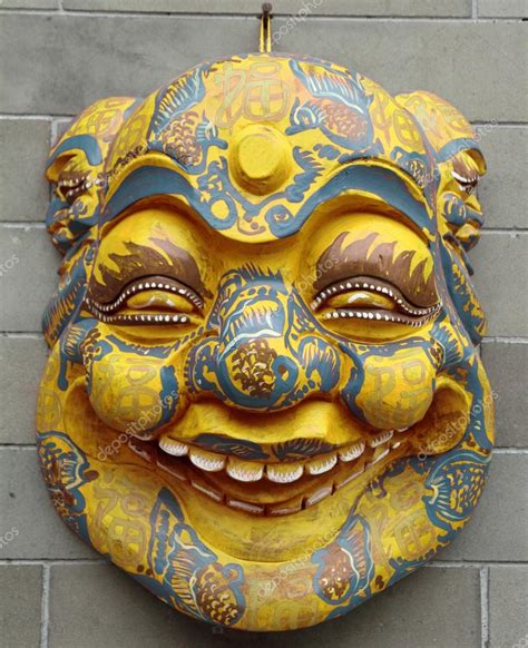 Фото: маска дракона. Китайская маска на стене — Стоковое фото ...
