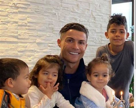 Cristiano Ronaldo y su hermoso cariño con sus hijos F F