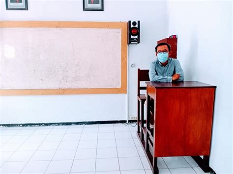 Premium Photo I Sit On The Teachers Bench In A School In Surabaya