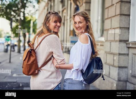 Il Y A Toute Une Ville à Explorer Portrait De Deux Jeunes Filles