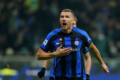 Edin Dzeko Sur Le Radar De Manchester United Vitreenne Fc