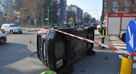 Paura In Viale Testi Scontro Tra Due Auto Panda Si Ribalta All