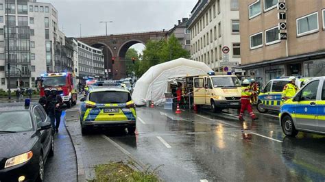 Entwarnung in Wuppertal Großeinsatz der Polizei an Gymnasium Hinweis