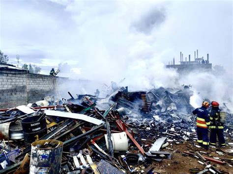 Fuerte incendio estructural en una fábrica recicladora situada en