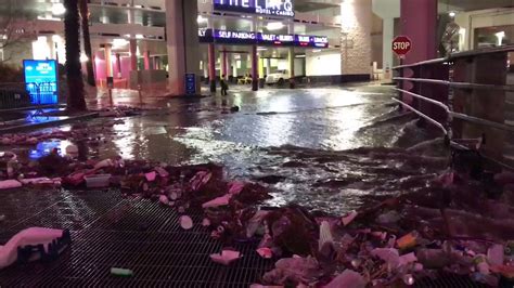 Heavy Rain In Las Vegas Floods The Linq Parking Lot Youtube