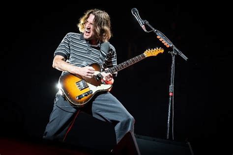 Rhcp S John Frusciante Explains His Out Of Tune Guitar On Scar Tissue