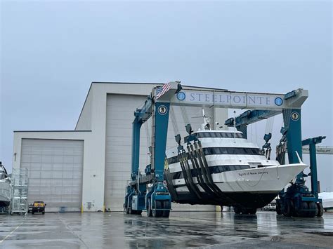 Bridgeport Boatworks Enhances Operation With New Marine Travelift