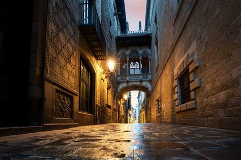 Barri Gothic Quarter E Ponte Dos Suspiros Na Noite Em Barcelona