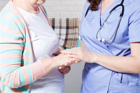 Médecin Tenant Les Mains D une Femme âgée Une Femme Médecin Touche Une