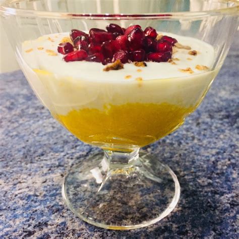 Mango Joghurt Dessert Mit Kokos Granola Topping Und Granatapfelkernen