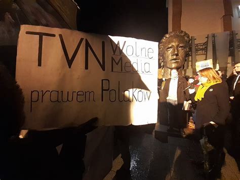 Protesty przeciwko lex TVN Tysiące ludzi na ulicach RELACJE Z