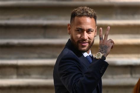 Julgamento de Neymar promotoria da Espanha retira acusações e pede