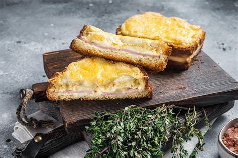 Französisches Croque Monsieur Sandwich mit Käse Schinken Gruyere und