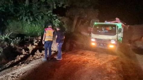 Sempat Tertutup Longsor Jalur Cianjur Cipanas Dibuka Kembali