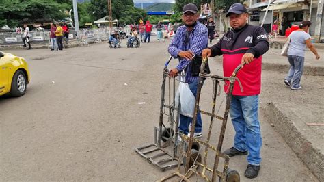 La difícil vida de los caleteros en la frontera de Venezuela y Colombia