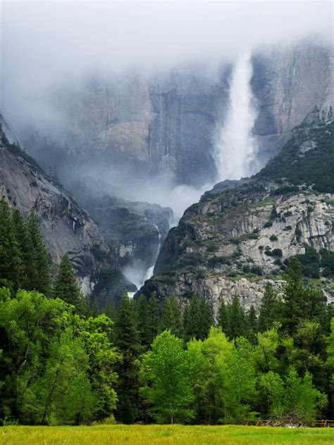 Yosemite Falls / USA (by Dave Arthur). - It's a beautiful world