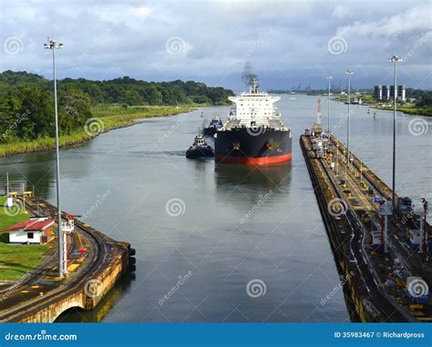 Westbound Tanker Entering The Panama Canal Stock Image Image Of Gatun