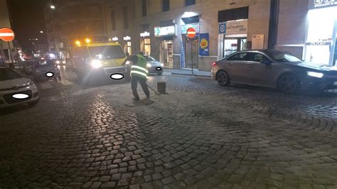 Veicolo Perde Olio E Due Motociclisti Cadono Un Centauro Finisce All