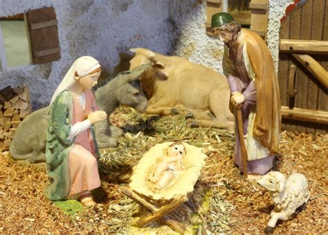 Julkrubban Med Behandla Som Ett Barn Jesus Mary Och Joseph I Krubban