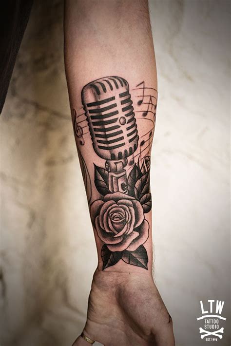 Micr Fono Y Rosas Por Alexis Music Tattoos Music Tattoo Sleeves