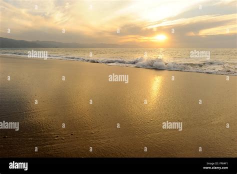 Gentle Wave Breaking Hi Res Stock Photography And Images Alamy