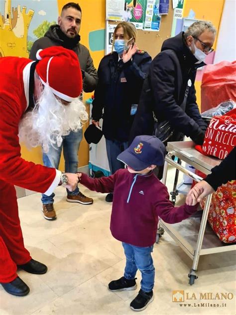 Torino Il Babbo Natale Della Polizia Fa Visita Ai Bambini Del Regina