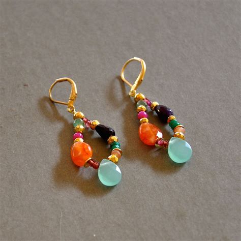 Boucles d oreilles précieuses pierres multicolores sur dormeuses