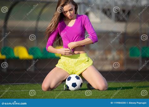 Donna O Ragazza Pon Pon Sexy Di Forma Fisica Con Un Pallone Da Calcio