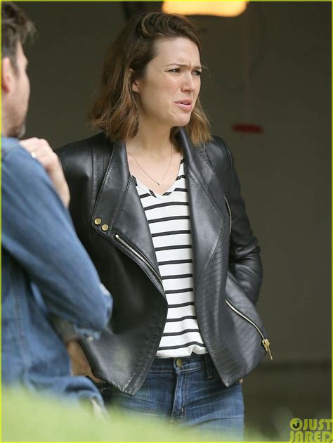 Mandy Moore Lends A Helping Hand At Her Friend S Yard Sale Photo 3121803 Mandy Moore Photos