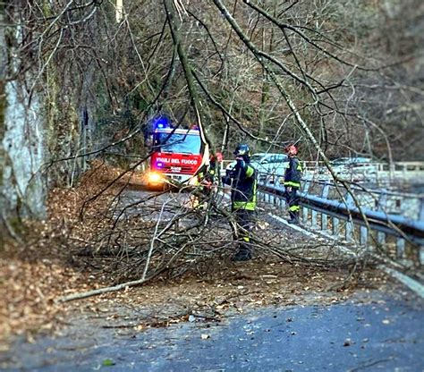 Chiusa La Sp 62 Della Valsassina Tra Taceno E Bellano Ieri L Attesa