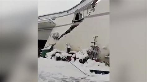 六安一超市仓库被积雪压塌，3人死亡所有人澎湃新闻 The Paper