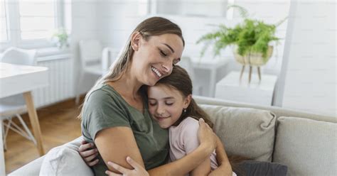 Gros Plan Dune Jolie Fille Douce Câlinant Sa Jeune Mère Belle Mère