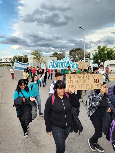 Reclamo Docente Estudiantes Secundarios Se Manifestaron Frente Al