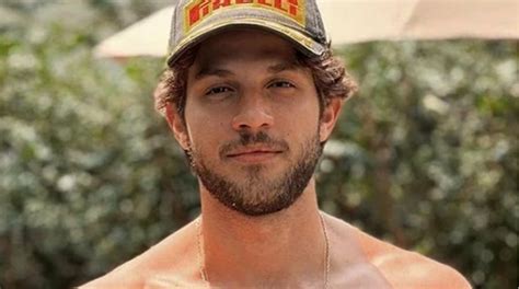 Chay Suede Posa Com Seu Bebê Em Surpresa De Aniversário