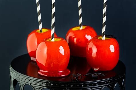 Manzanas De Caramelo Rojas Hechas A Mano Para Halloween Foto Premium