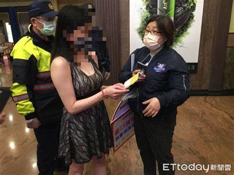 打三劑才能入場 彰警稽查畫面曝！酒店爆乳辣妹排隊驗小黃卡 Ettoday新聞雲 Line Today